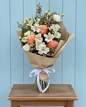 Букет цветов из:  Альстромерии, Лизиантусы, Розы и Хризантемы в Липовцах