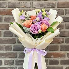 Букет цветов из:  Лизиантусы и Розы в Липовцах