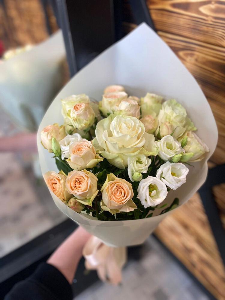 Букет цветов из: Розы и Лизиантусы в Липовцах